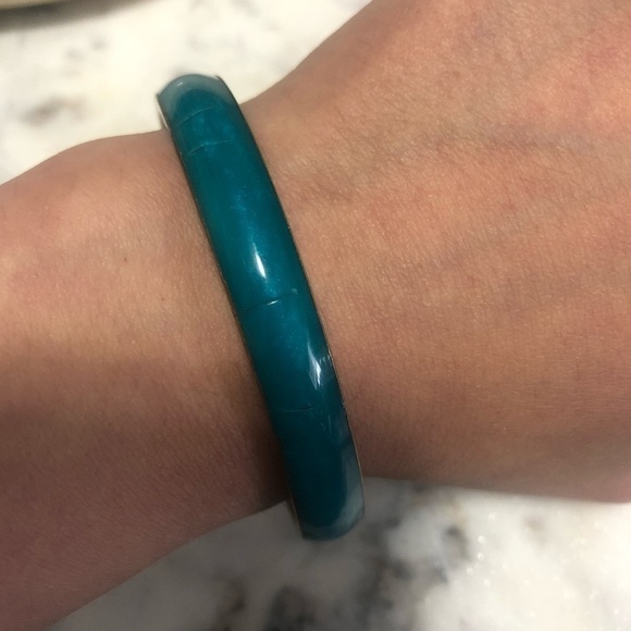 Vtg Shimmery Blue Resin & Brass Metal Bangle .4” Width 8” Inside - Picture 5 of 6